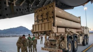 Una estación de lanzamiento de Defensa Terminal de Área a Gran Altitud (THAAD) se carga en un C-17 Globemaster III en Fort Bliss, Texas, en 2019.