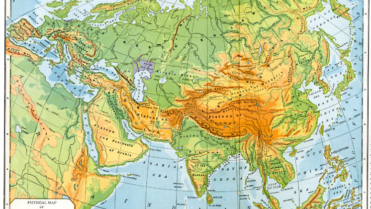 Mapa geofísico de Eurasia de 1901 que muestra las elevaciones generales de los accidentes geográficos y la meseta continental sumergida. El mapa está codificado por colores para mostrar las tierras altas por encima de los 2000 pies en tonos beige, las tierras bajas en tonos verdes, las tierras por debajo del nivel del mar en púrpura, y la parte sumergida de la meseta continental en azul claro. El mapa muestra los sistemas montañosos, las mesetas, las llanuras, las tierras bajas, los desiertos, los sistemas 