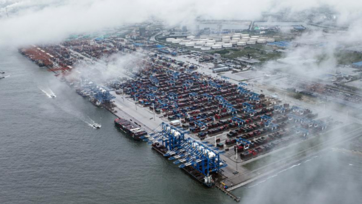 Una foto aérea tomada por un dron el 31 de julio de 2024 muestra una vista del puerto de Qinzhou en Qinzhou, en la región autónoma de Guangxi Zhuang, en el sur de China. (Foto: Xinhua)