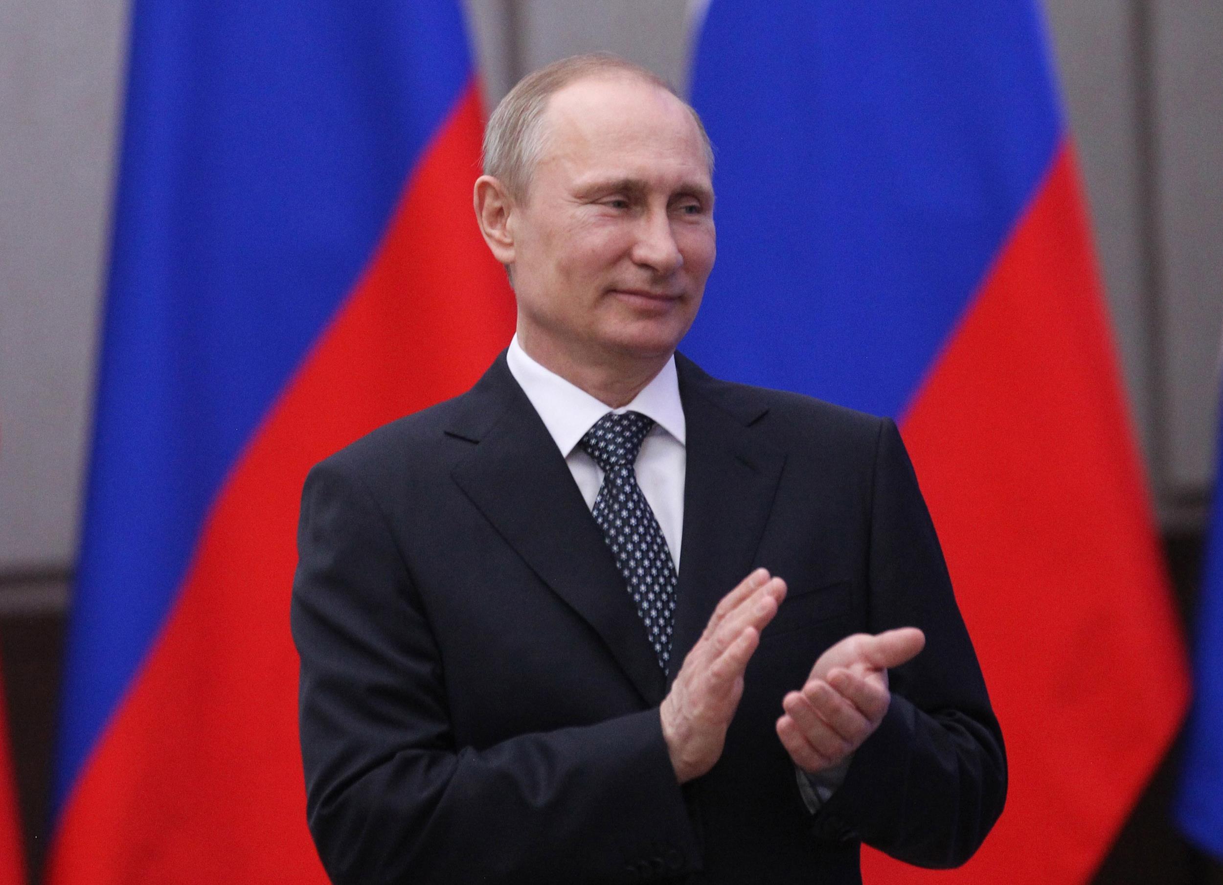 Путин Владимир Владимирович аплодирует